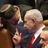 Une femme a été arrêtée sous l'accusation d'avoir fomenté un complot pour tuer le premier ministre Benjamin Netanyahu, ici au centre. KEYSTONE/EPA/ABIR SULTAN